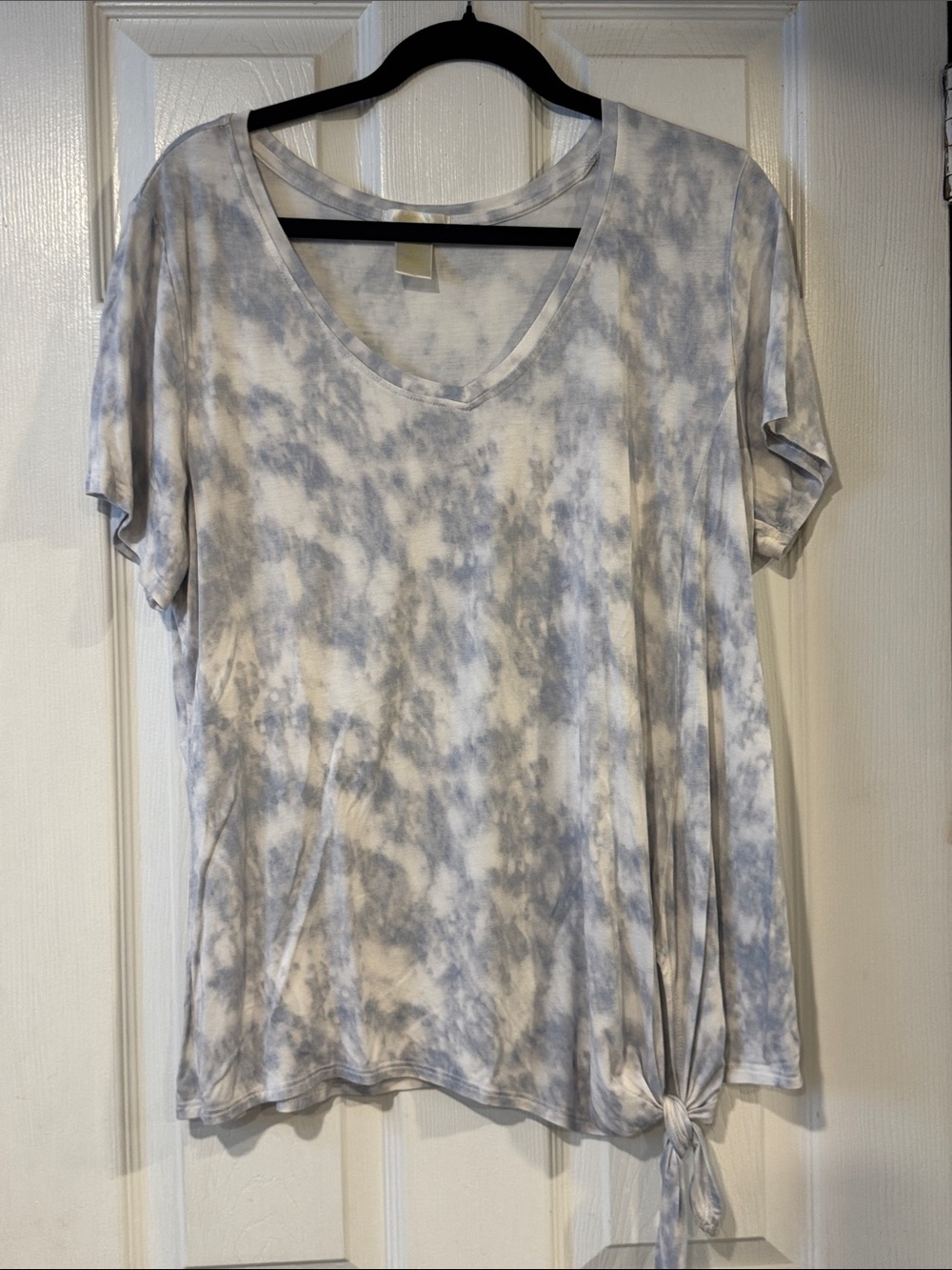Matty M Light Gray and White Tie-Dye V-Neck Knot Tee